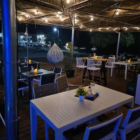 Coralli & Restaurant 招待所 3*