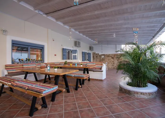 Coralli & Restaurant 招待所 3*